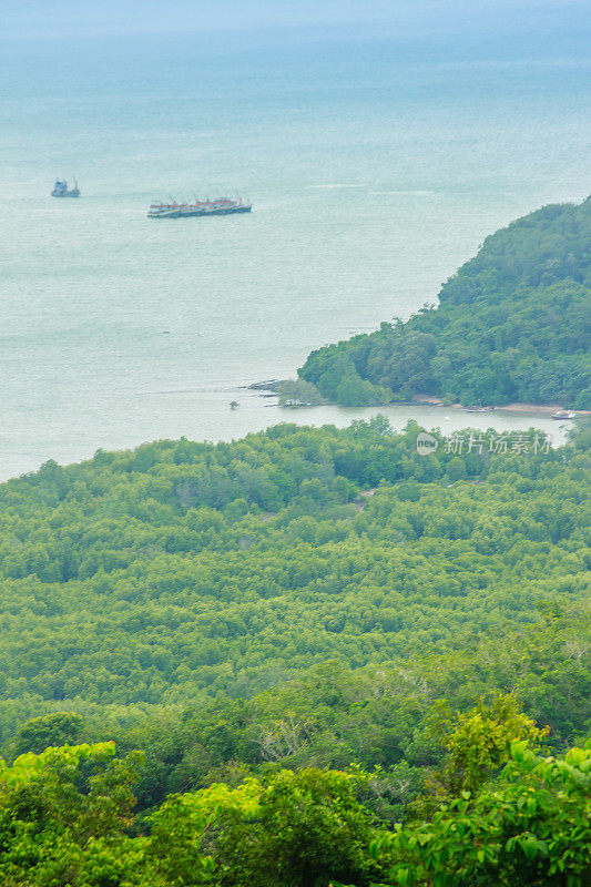 从Khao-Khad view Tower，游客可以360度欣赏查龙湾，Panwa角，Sire岛，Bon岛，以及普吉岛周围的小岛和大岛，包括普吉市。这座塔是Vichit地区官员建造的